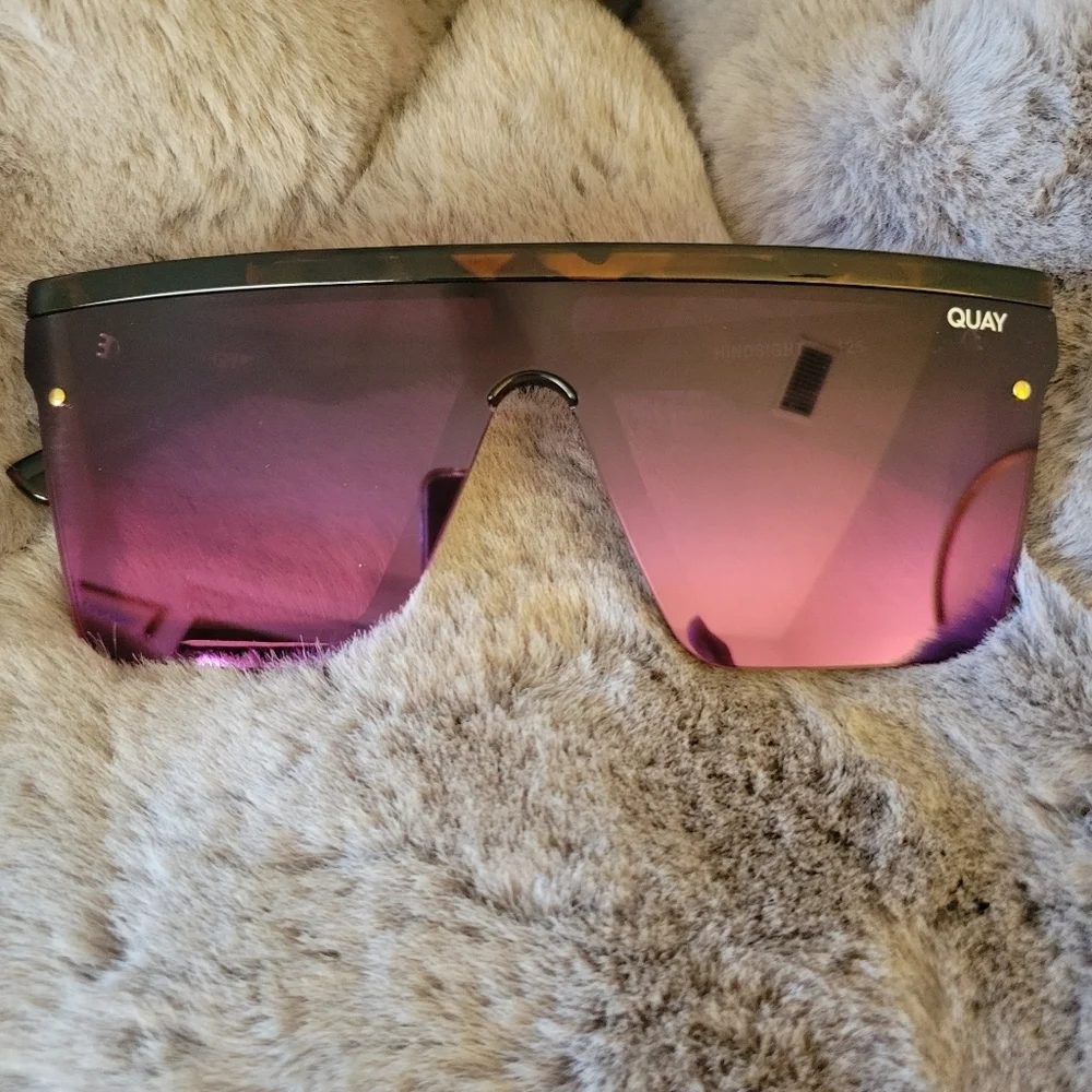 QUAY // ltd ed ashley graham collab tortoise frame black pink mirrored shields - Picture 2 of 16